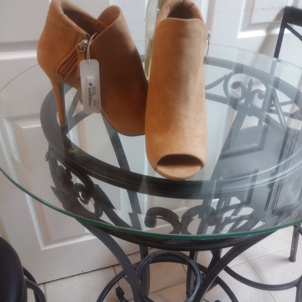 Shoes - Picture 5 of 7